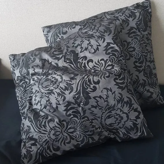 Pair of Throw Pillows photo 1