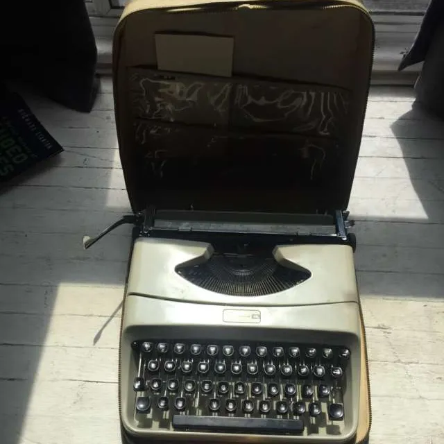 Rare/Vintage Underwood Typewriter photo 1