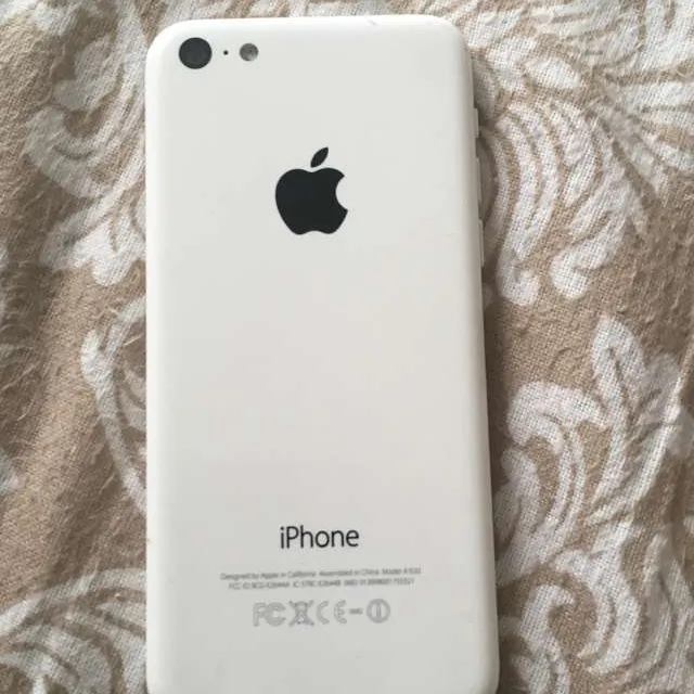 iPhone 5c white / 9/10 Condition / 8G photo 3