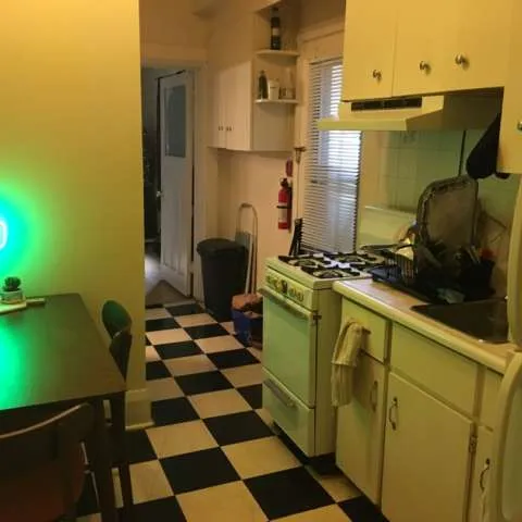 Room For Rent/Sublet In 2 Bedroom Apt, College And Bathurst photo 1