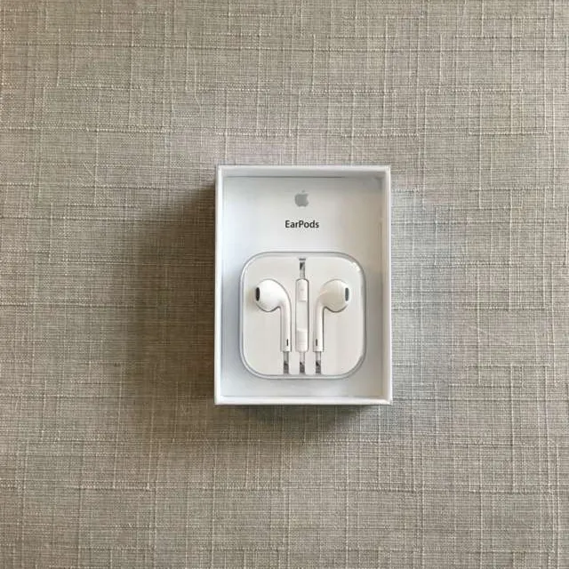 Apple earbud headphones photo 1