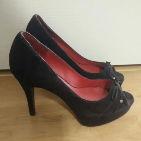 Size 7.5 Guess Heels photo 1