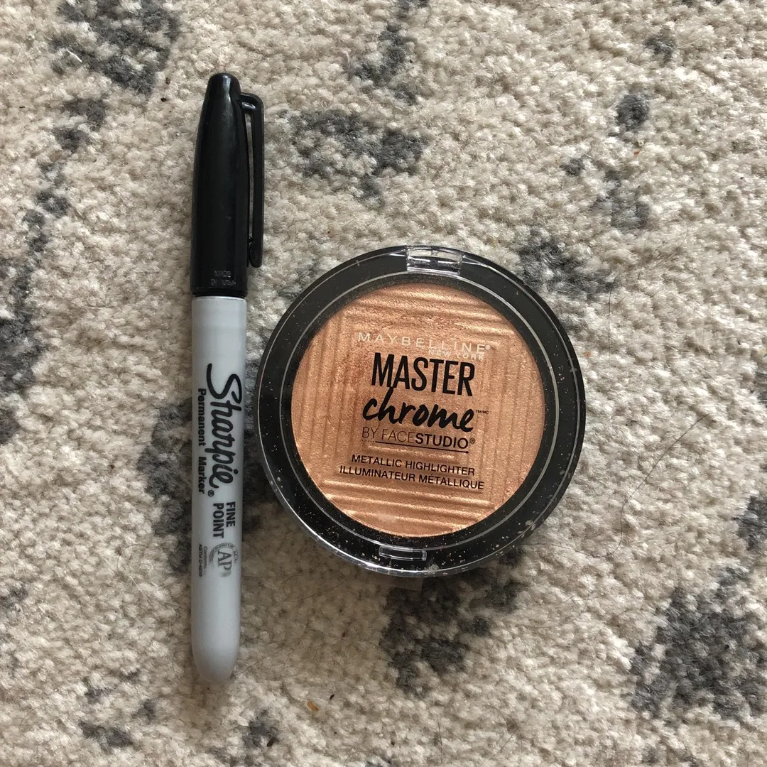 Free Maybelline Metallic Highlighter In Molten Gold photo 1