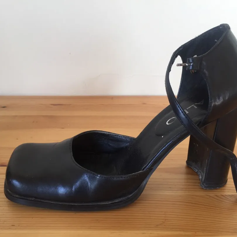 Aldo Black Shoes Size 37. In Good Condition photo 1