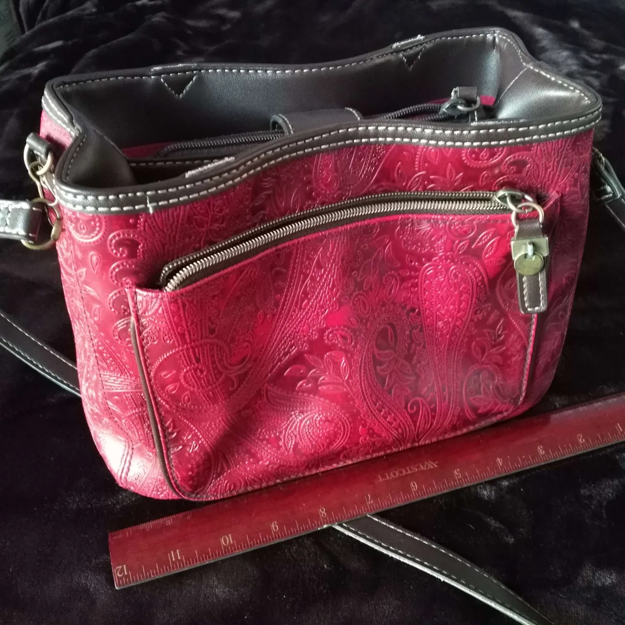 Gorgeous embossed leather purse photo 3