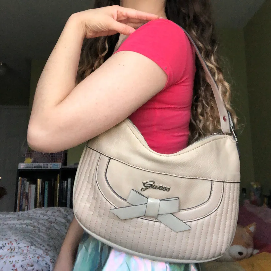 Pretty beige Guess purse 👜❓✨ photo 3