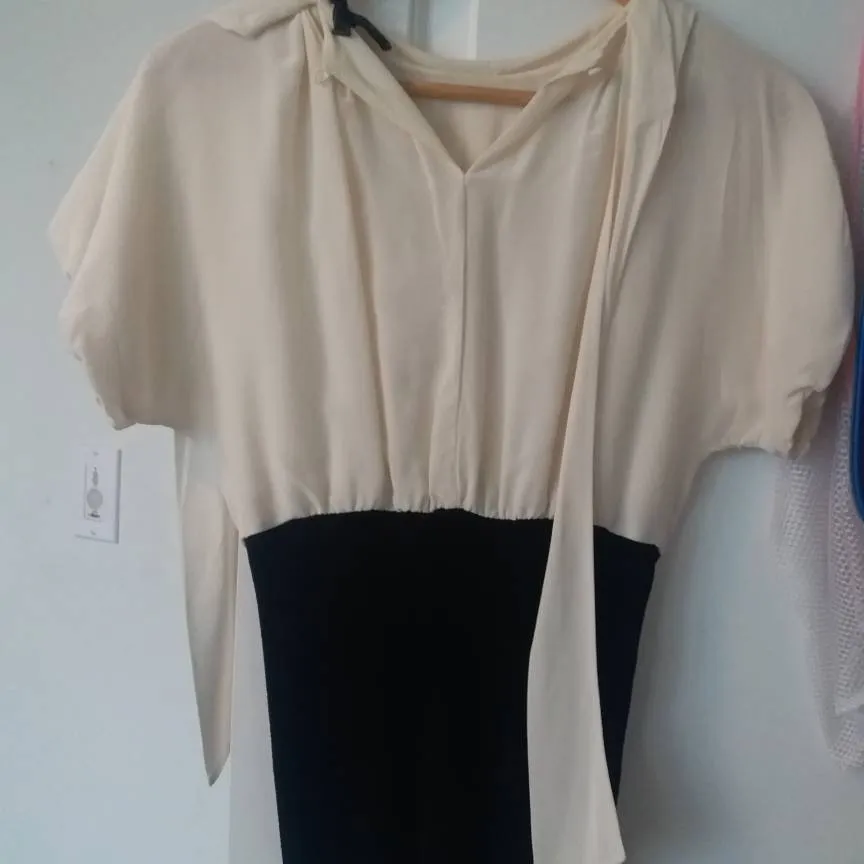 Xs Bcbg Silk Top. Dry Cleaned Only photo 3