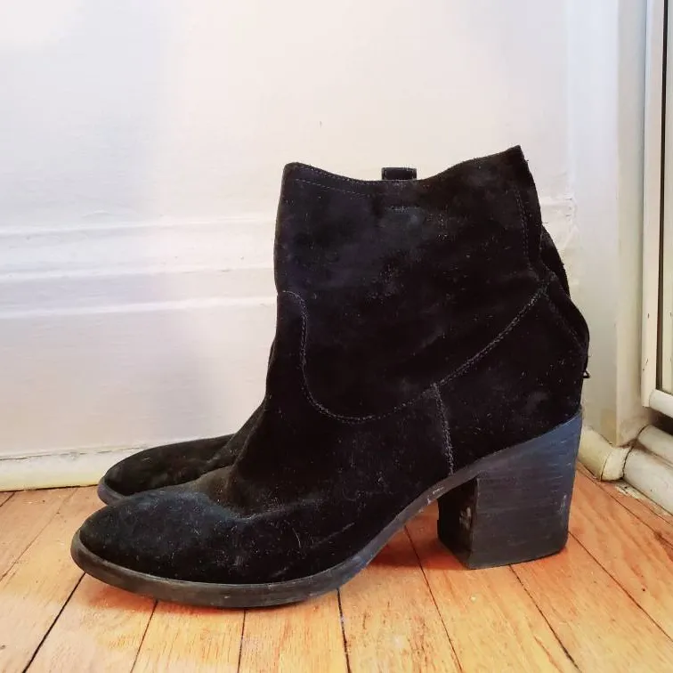 Suede 8.5 Women's Boots photo 1