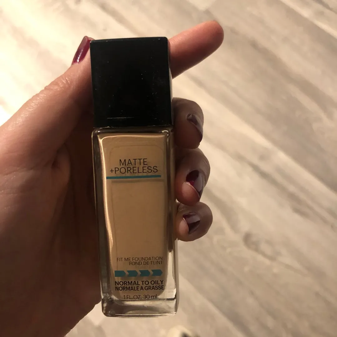 Maybelline Fit Me Foundation in 120 (Classic Ivory) photo 1