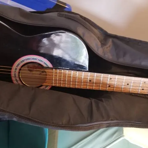 Acoustic Guitar Black With Soft Shoulder Sling
Bag photo 1