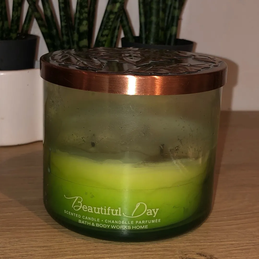 fresh scented candle photo 1