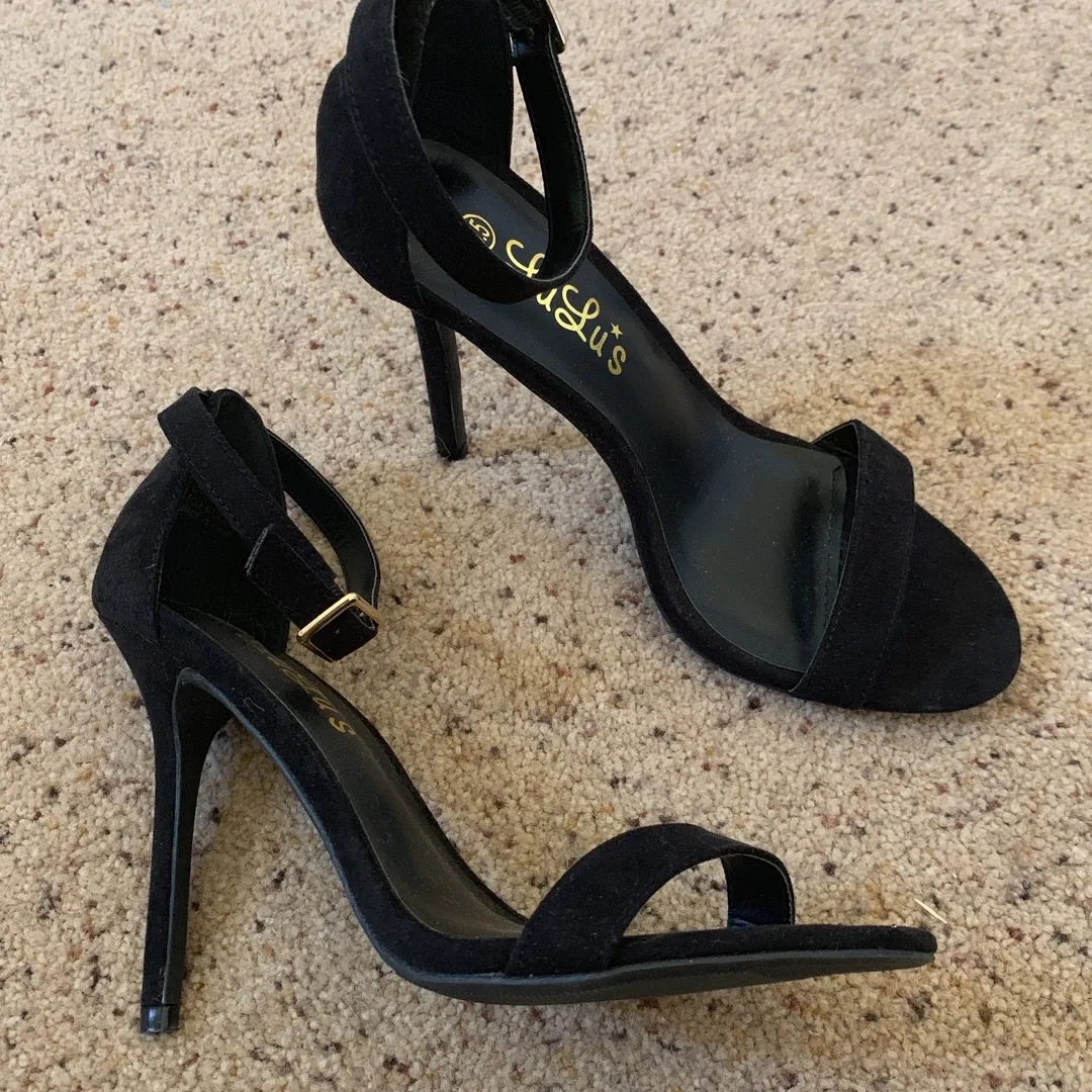 Strappy black heels photo 1