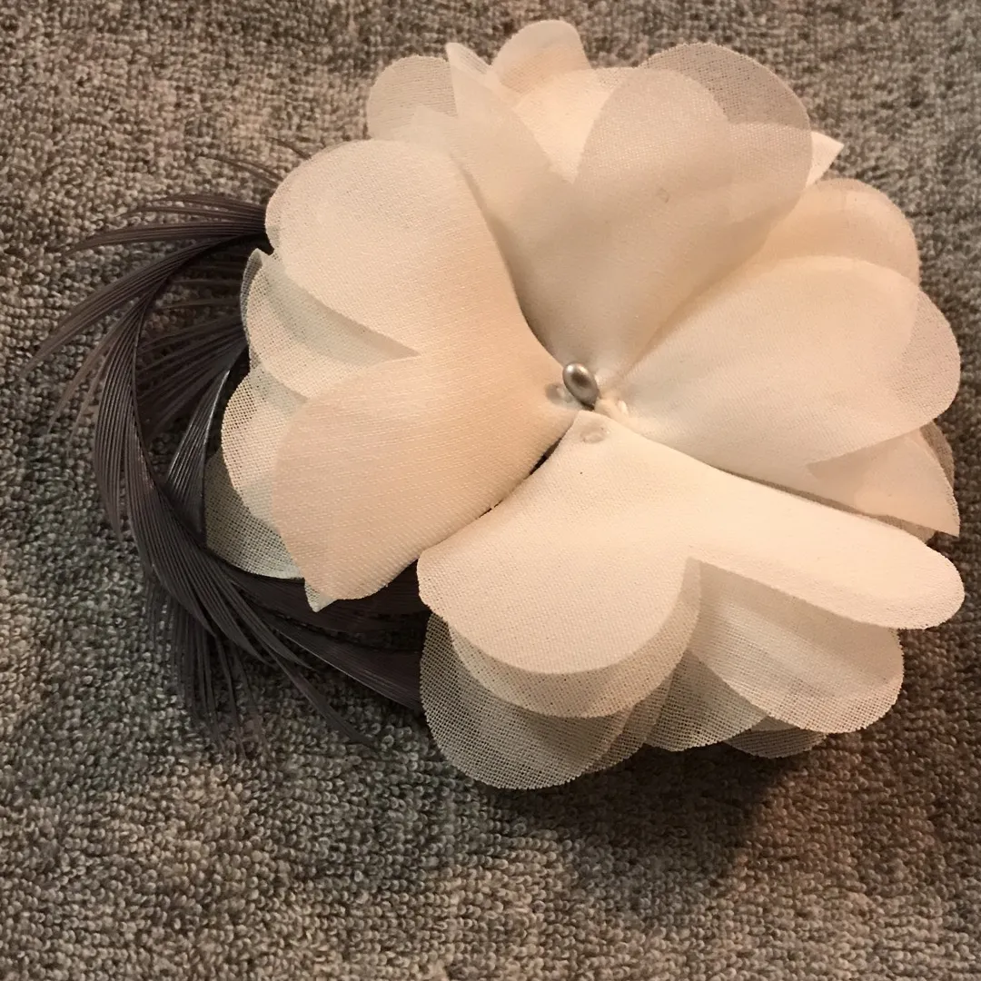 White Flower Hair Clip photo 1