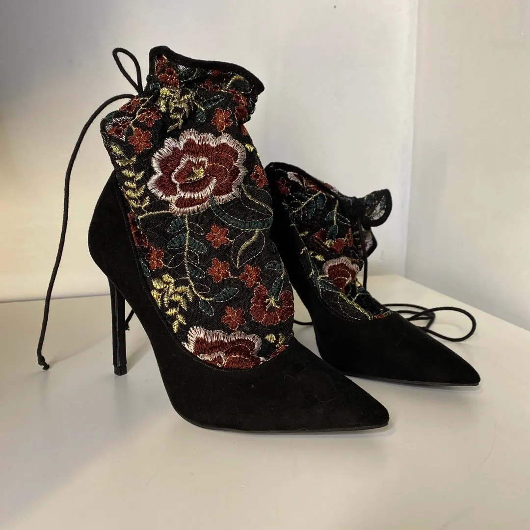 BN Stitched Floral Sock Heel photo 1
