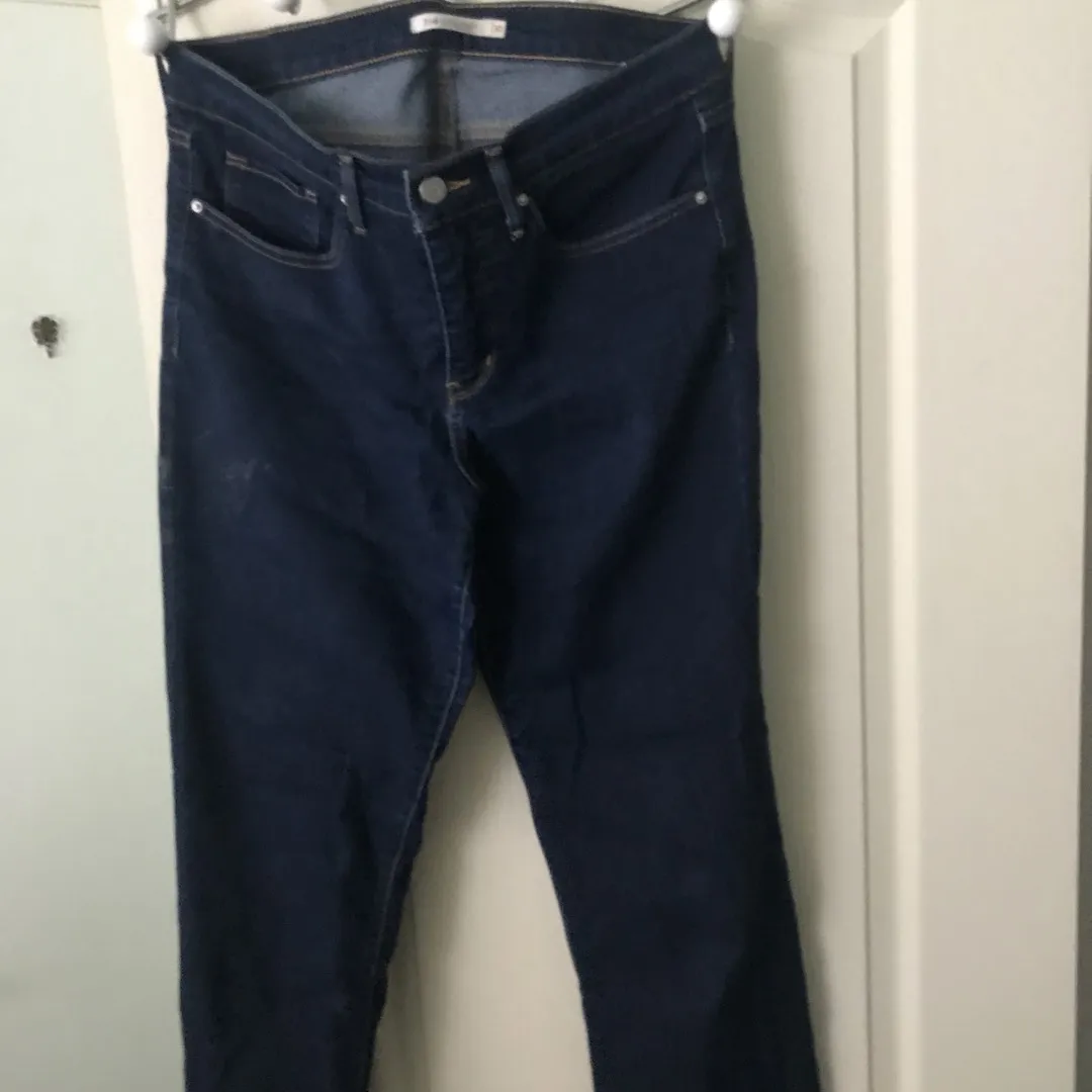 Size 30 Levi’s Shaping Straight photo 1