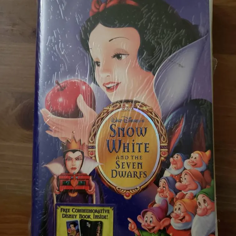 Snow White & The Seven Dwarfs on VHS photo 1