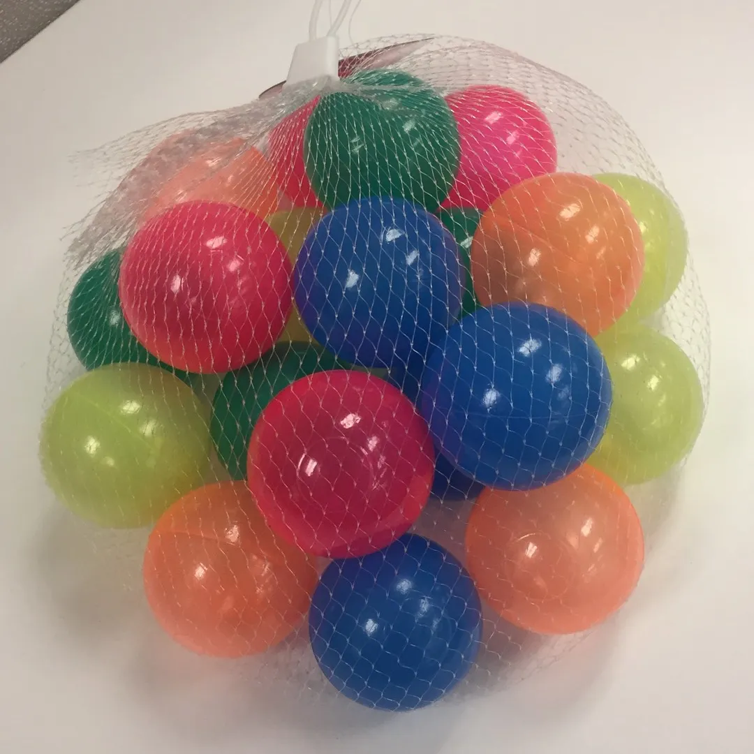 20 Plastic balls photo 1