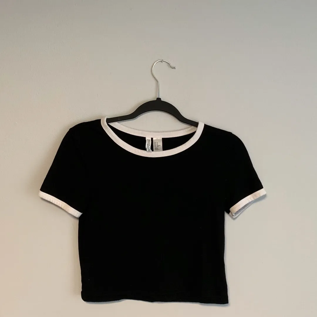 Black and white ringer crop top photo 1