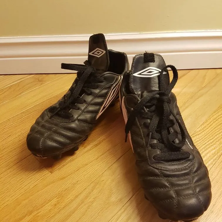 Size 9 Women's Soccer Shoes photo 1