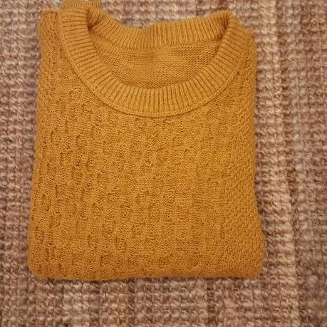 Sweaters - Medium photo 1