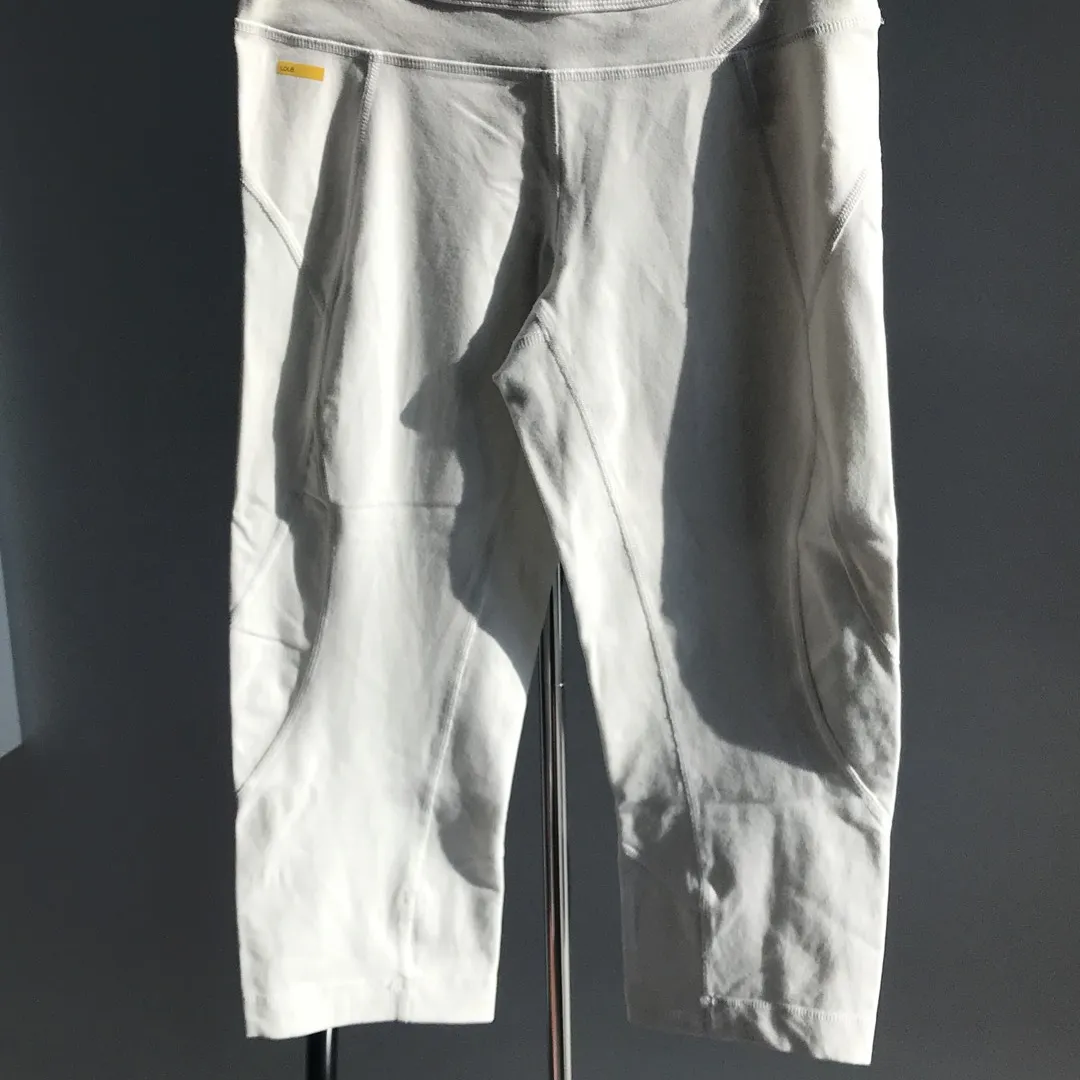 BNWOT LOLE White Yoga Crop Leggings With Back Zip Pocket Size XS photo 1