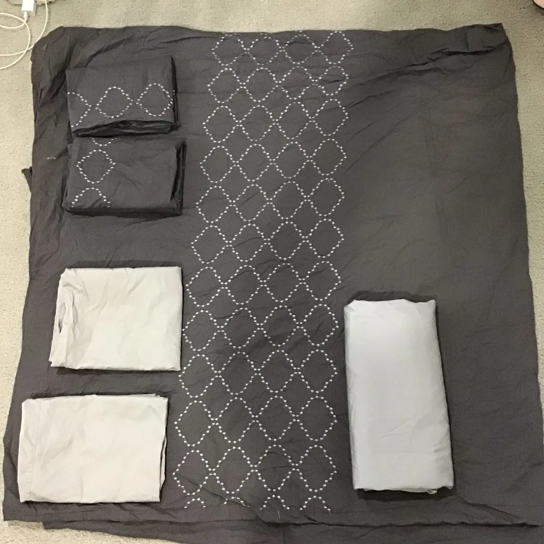 Queen size Grey And White Duvet Set photo 1