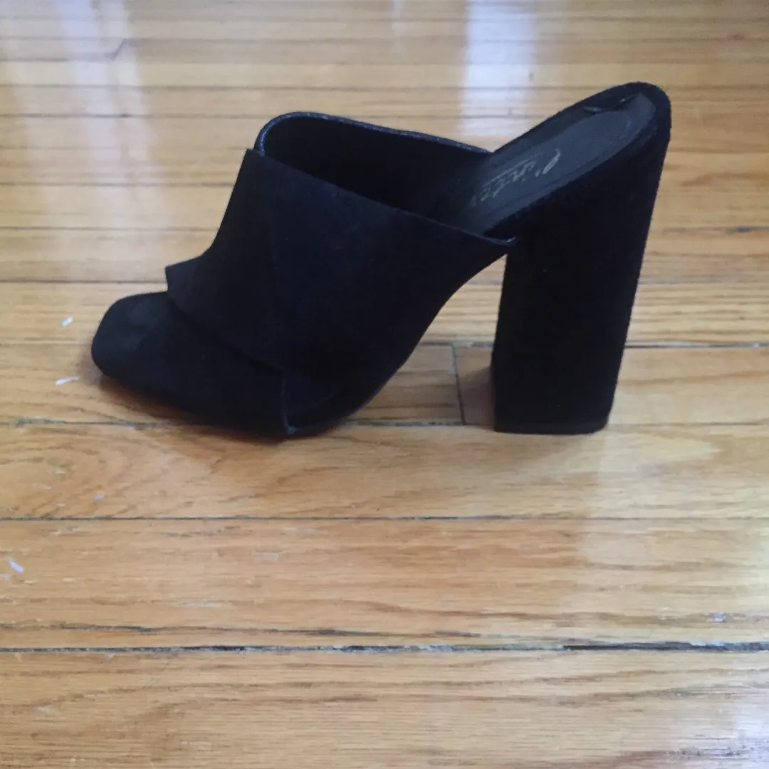 L’INTERVALLE Black Suede Shoes photo 4