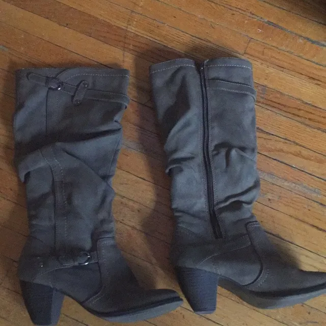 Women's Grey Boots Size 6 photo 1