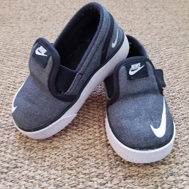 Sz 6C Nike Toki Slipon Canvas Sneakers photo 1