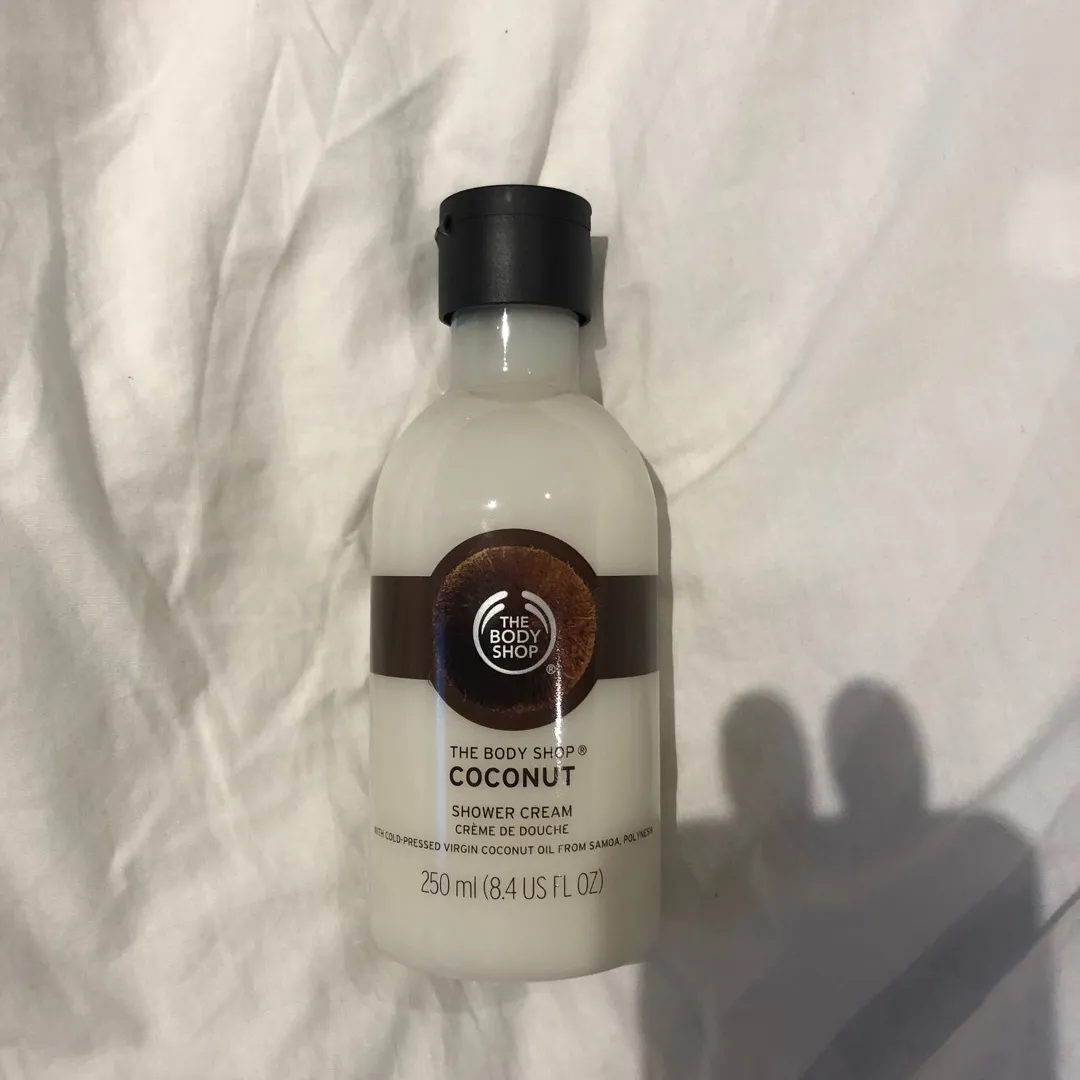 The Body Shop Coconut Shower Cream photo 1