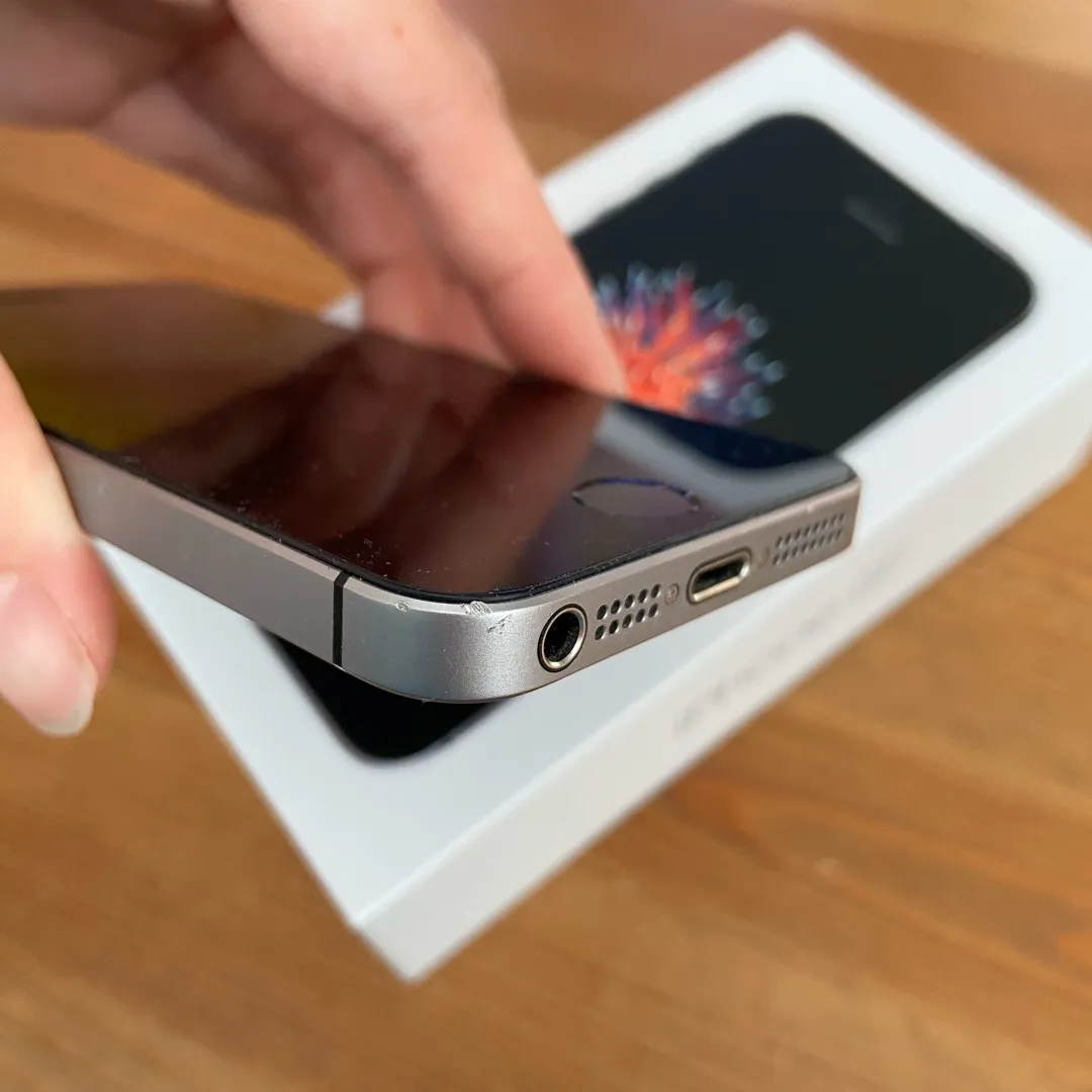 Apple IPhone SE Space Grey 64GB unlocked 93% battery life photo 4