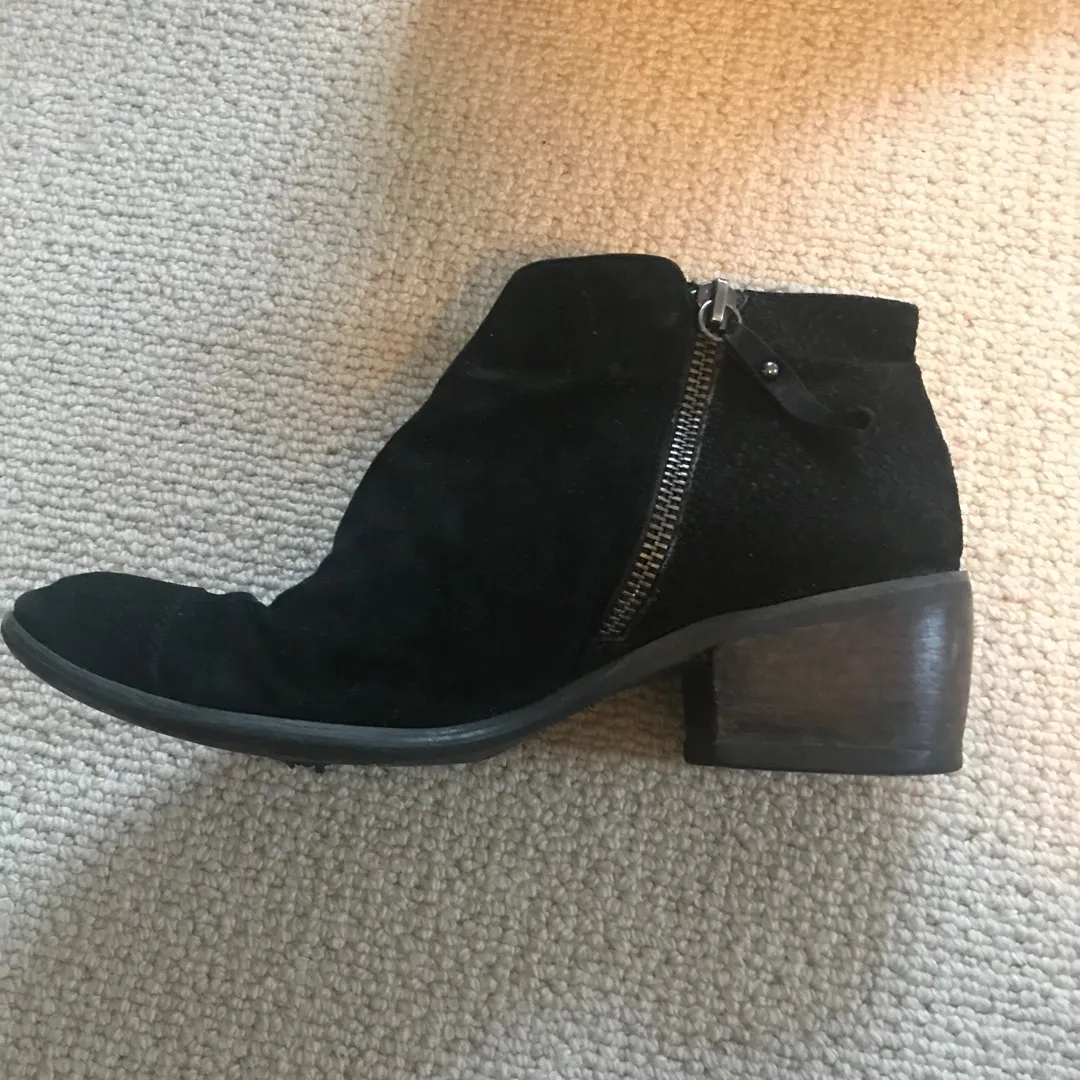 Black Boots Size 38 photo 4