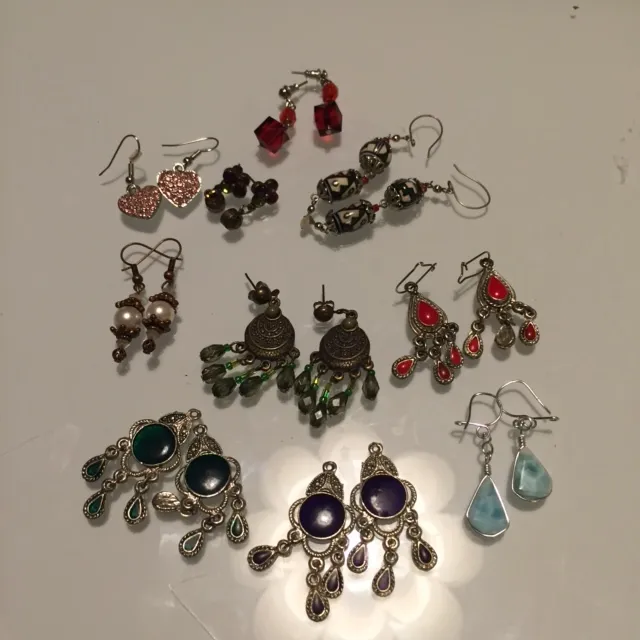 MANY PAIRS OF SMALL EARRINGS photo 1