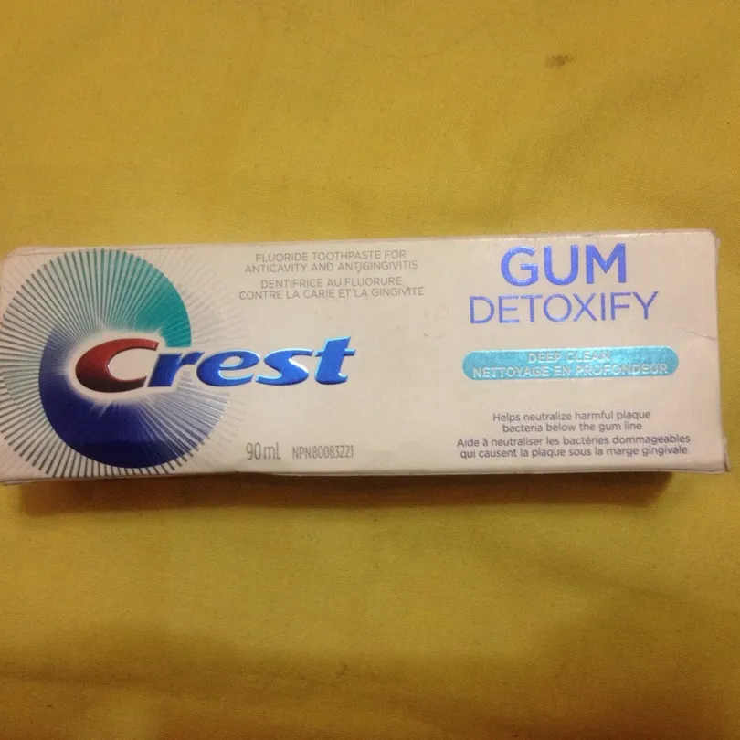 Crest Gum Detoxify Toothpaste photo 1