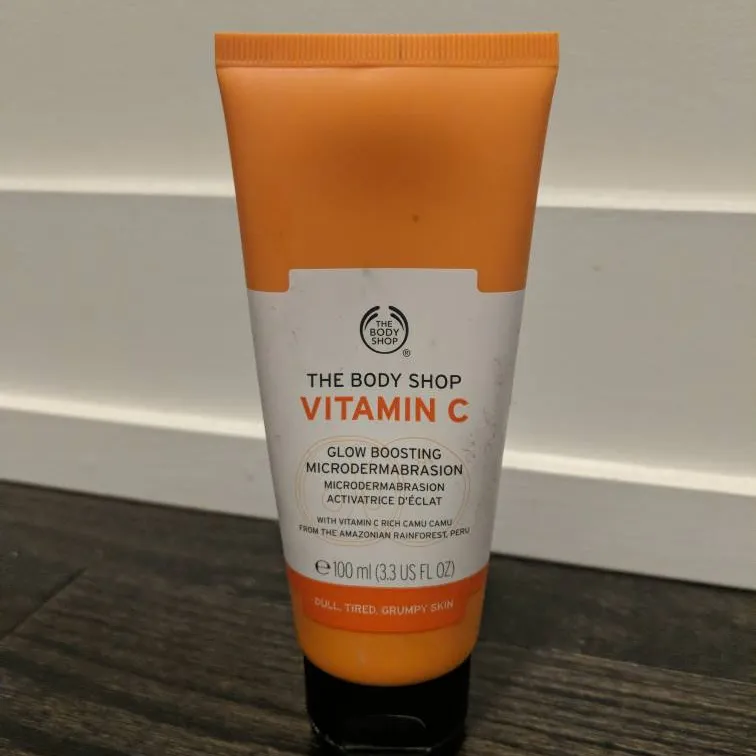 The Body Shop Vitamin C Glow Boosting Microdermabrasion photo 1