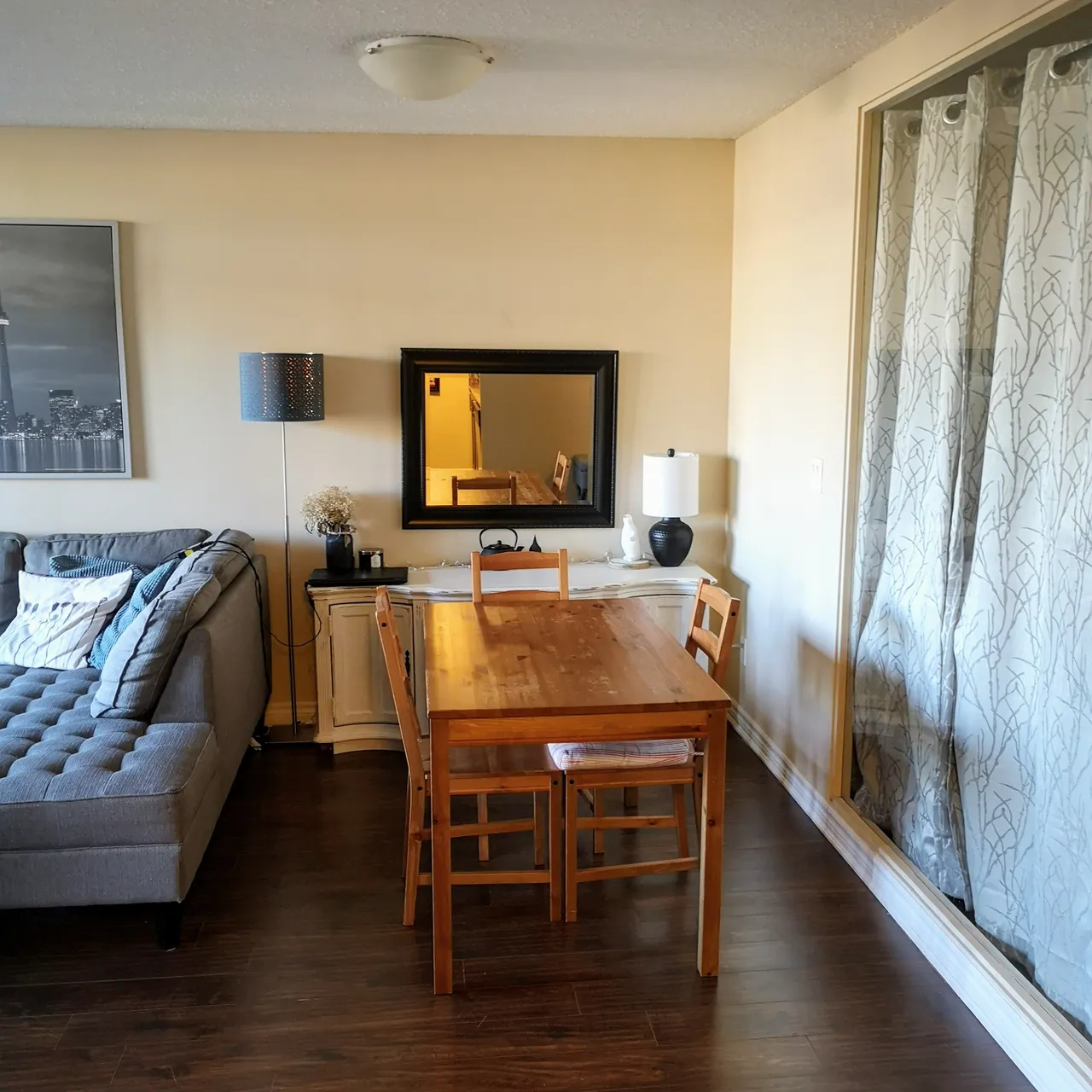 Short term Room Sublet - QUEEN WEST - April 2 to 23rd photo 4