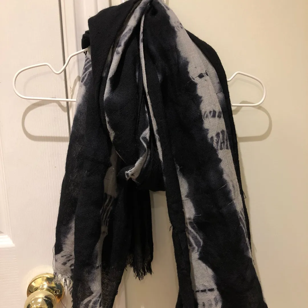 Black scarf with grey pattern photo 1