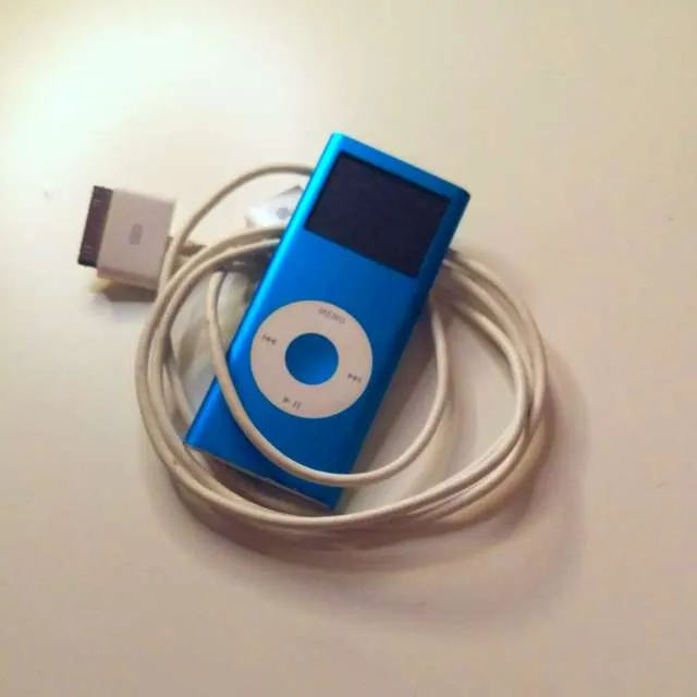 Blue 4GB iPod nano (2nd Gen) + Cord photo 1
