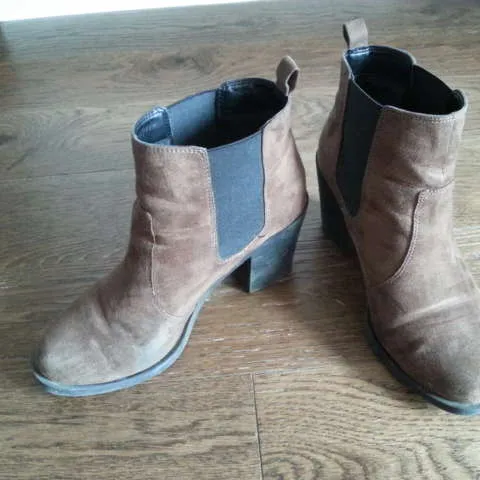 size 7 H&M ankle boots photo 1