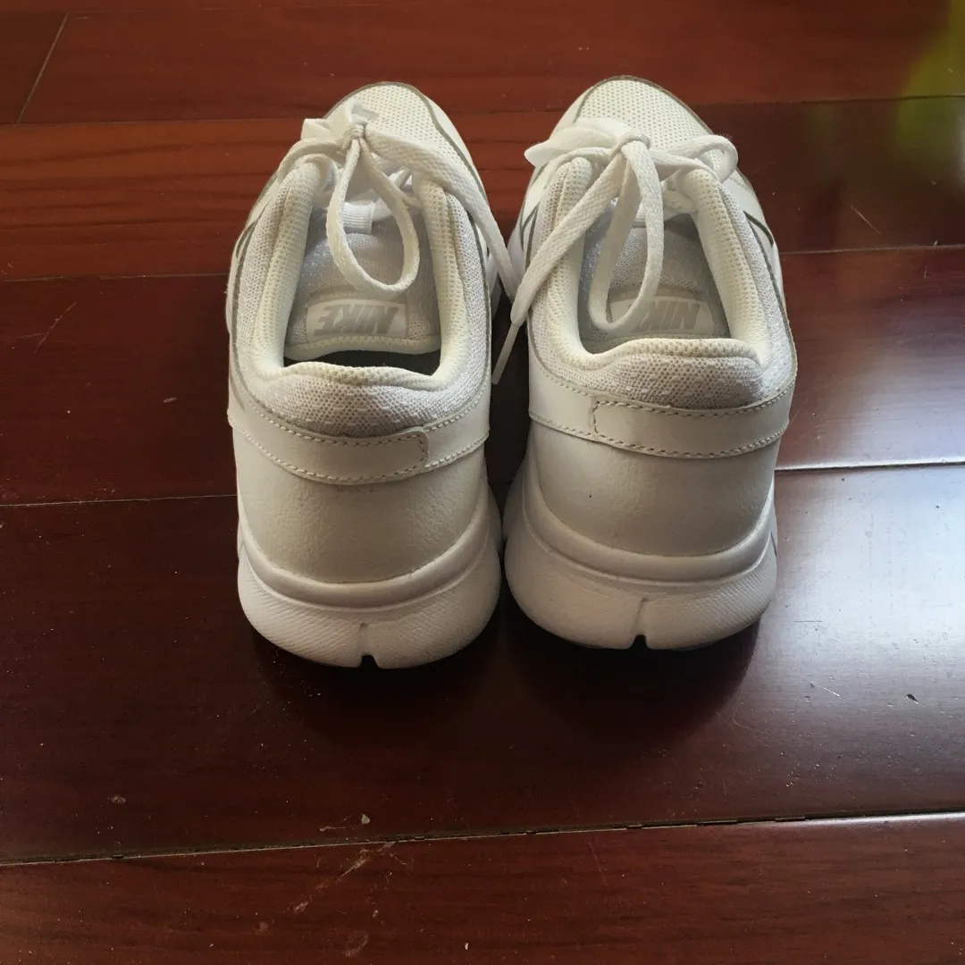 (7) White Nike Running Shoes photo 4