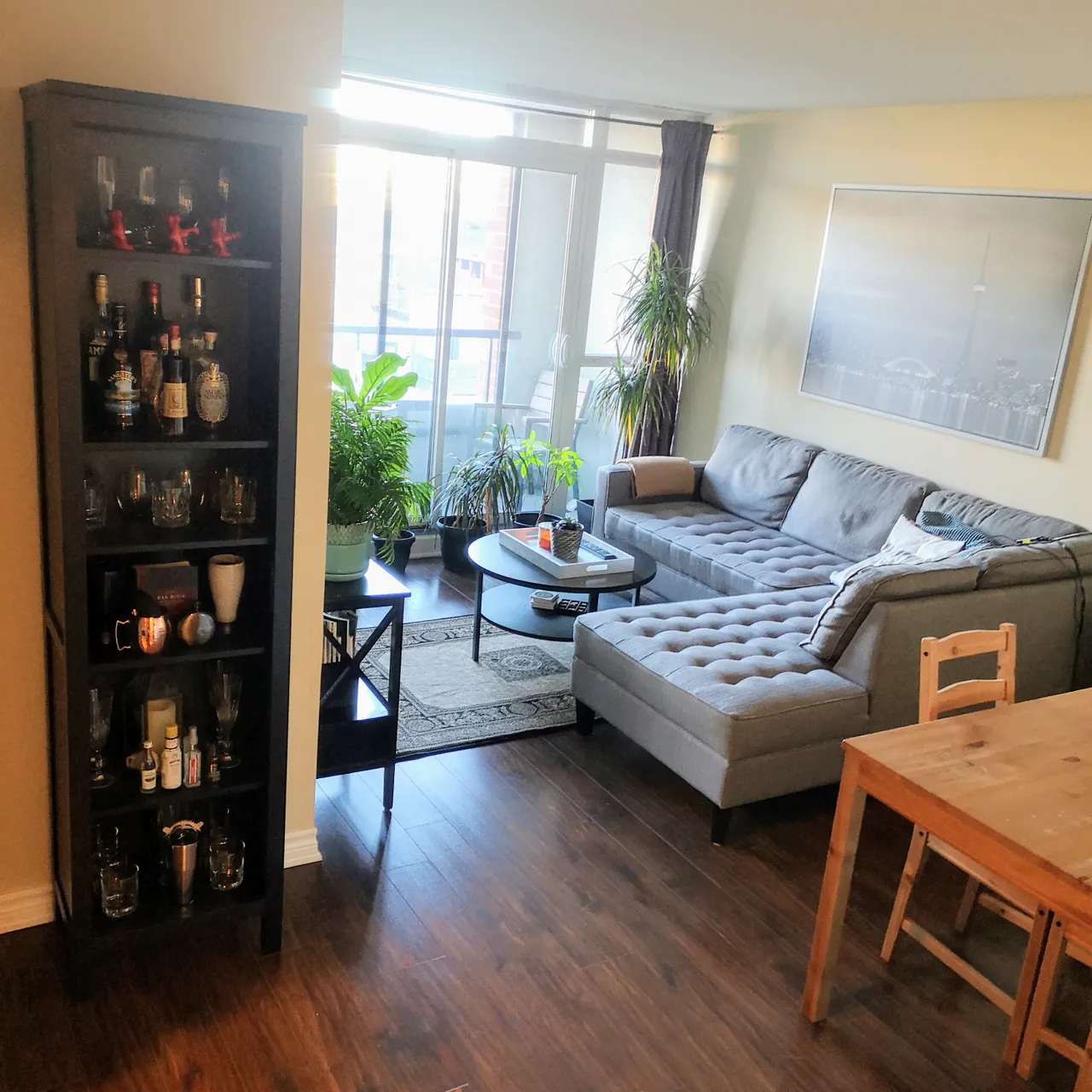 Short term Room Sublet - QUEEN WEST - April 2 to 23rd photo 3