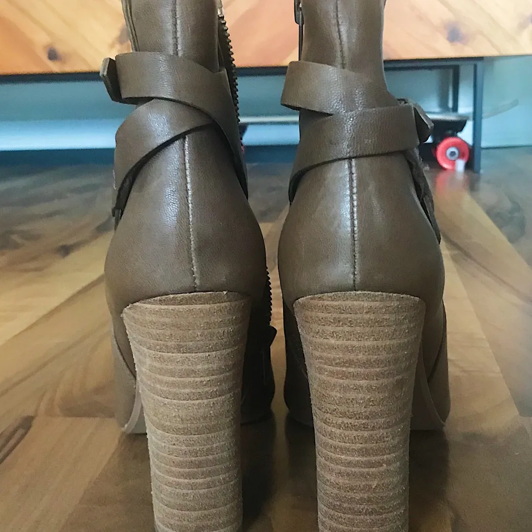 Lord & Taylor Bootie Size 6 Brand New photo 4