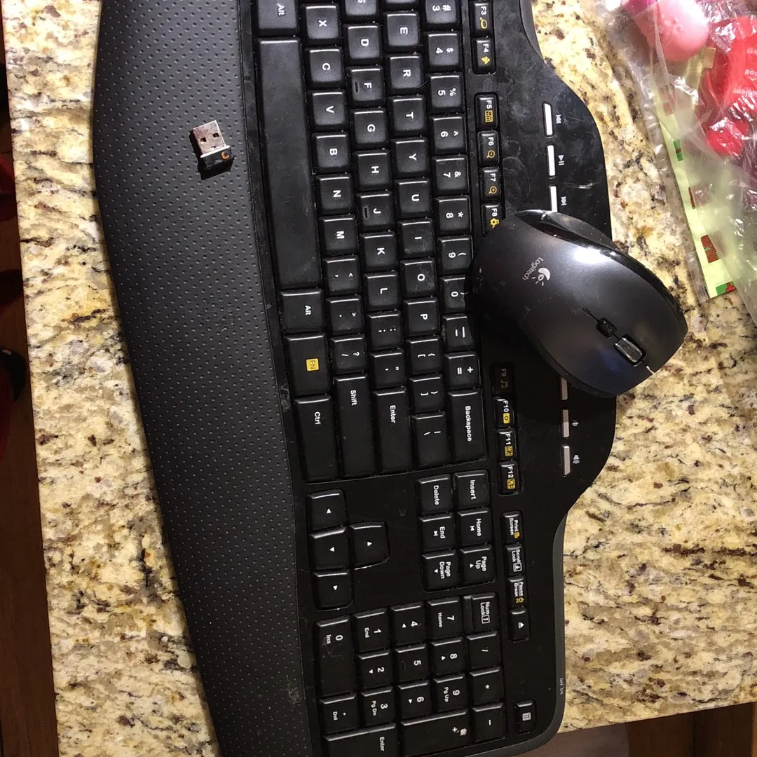 Logitech wireless keyboard and mouse photo 1