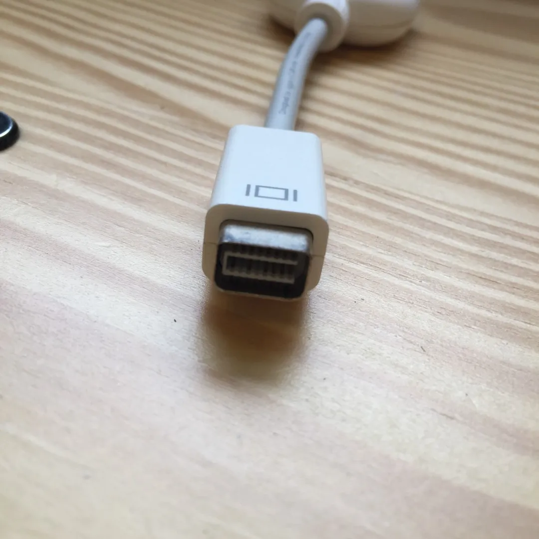 Apple Mini DVI to VGA Adapter photo 1