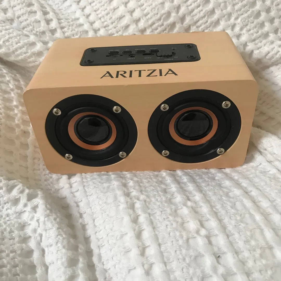 Aritzia Bluetooth speaker photo 1