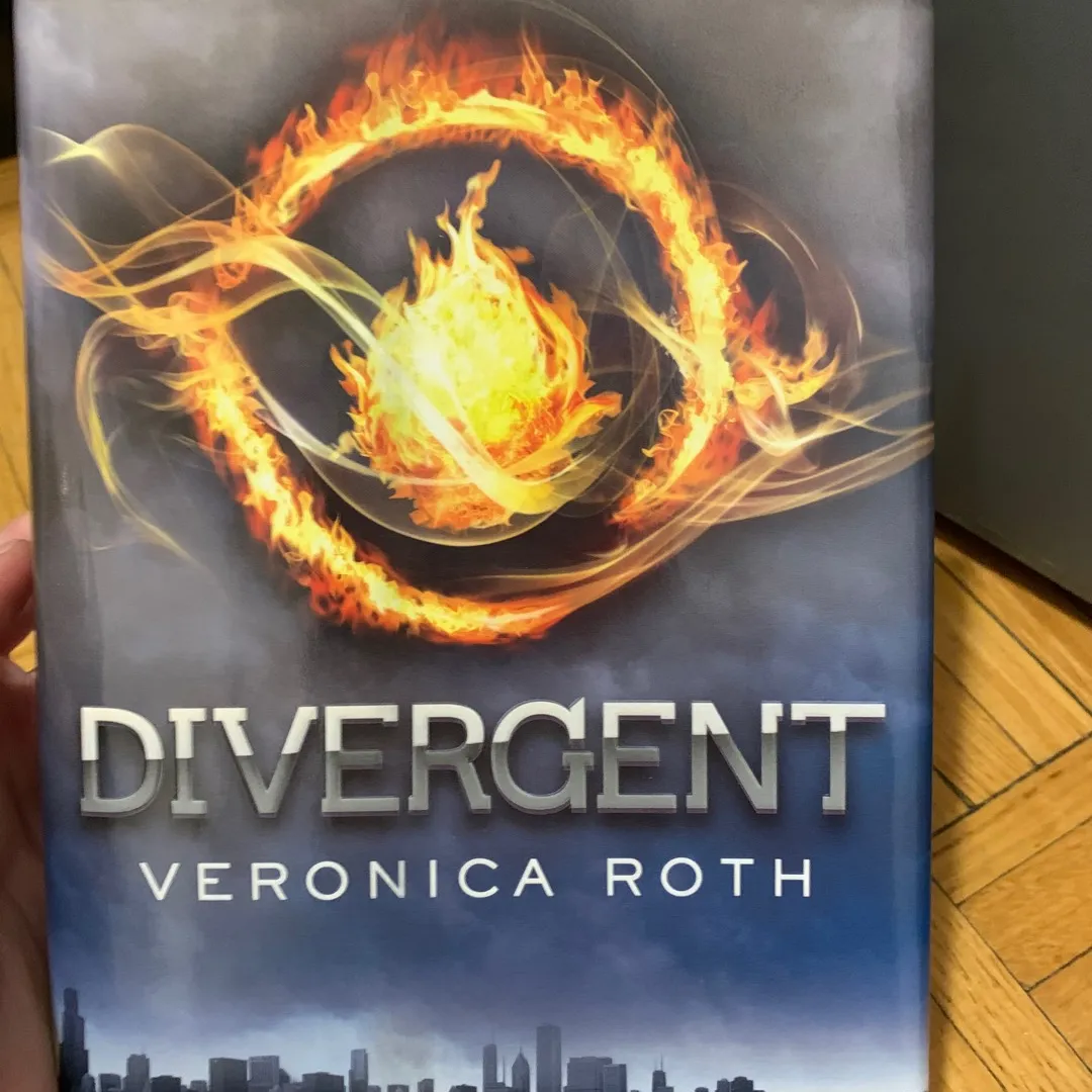 Divergent by Veronica Roth photo 1