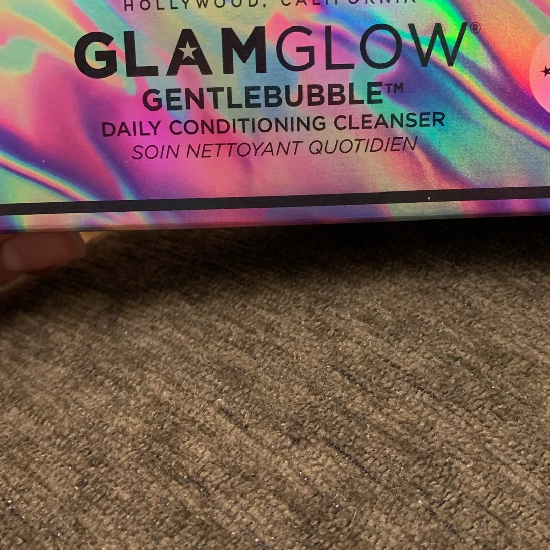 Glam glow Cleanser photo 1