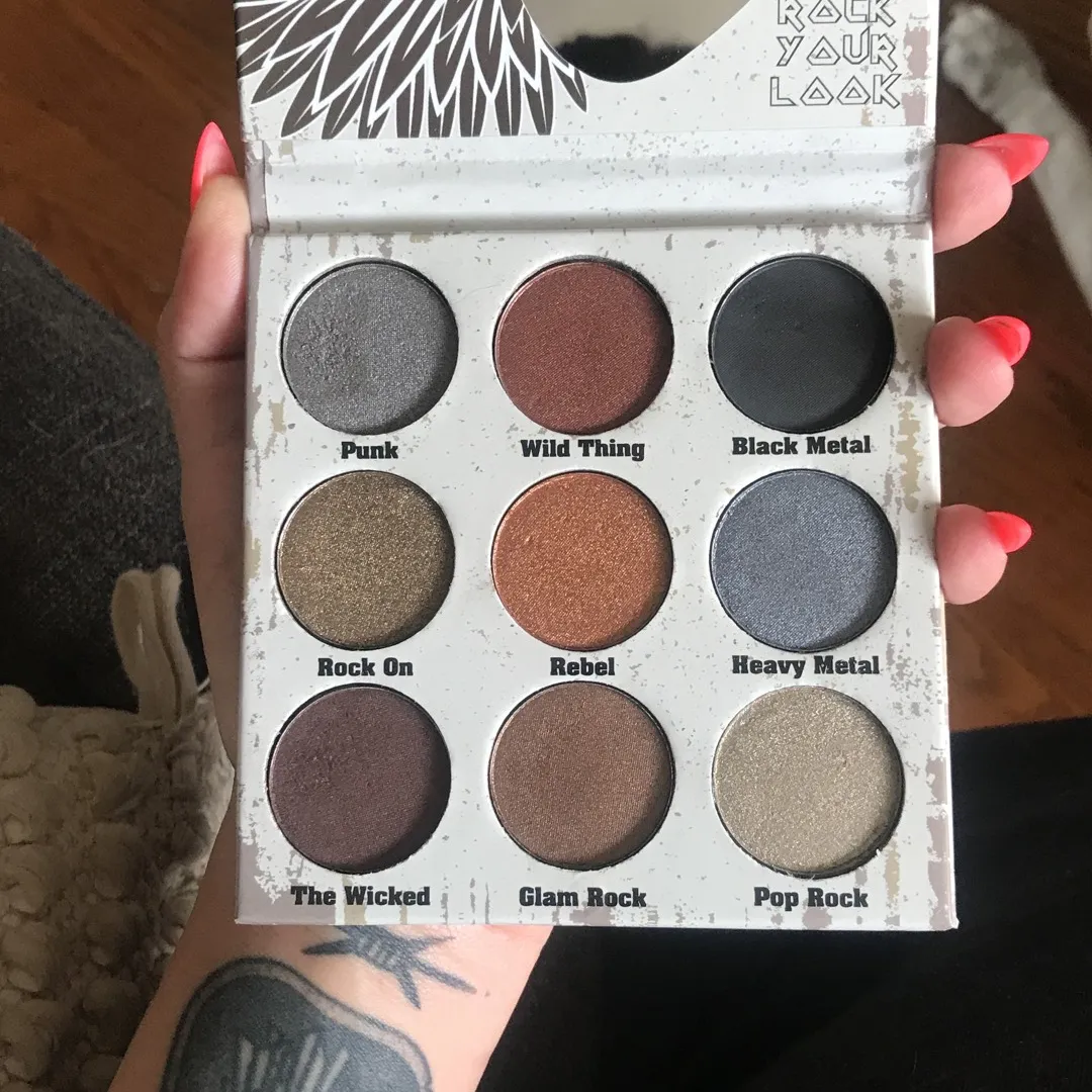 (ONLY SWATCHED) glam metals palette by crown pro photo 1