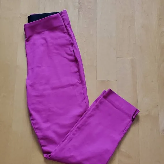 Old Navy Size 8 Womens Magenta Stretch Pants photo 3