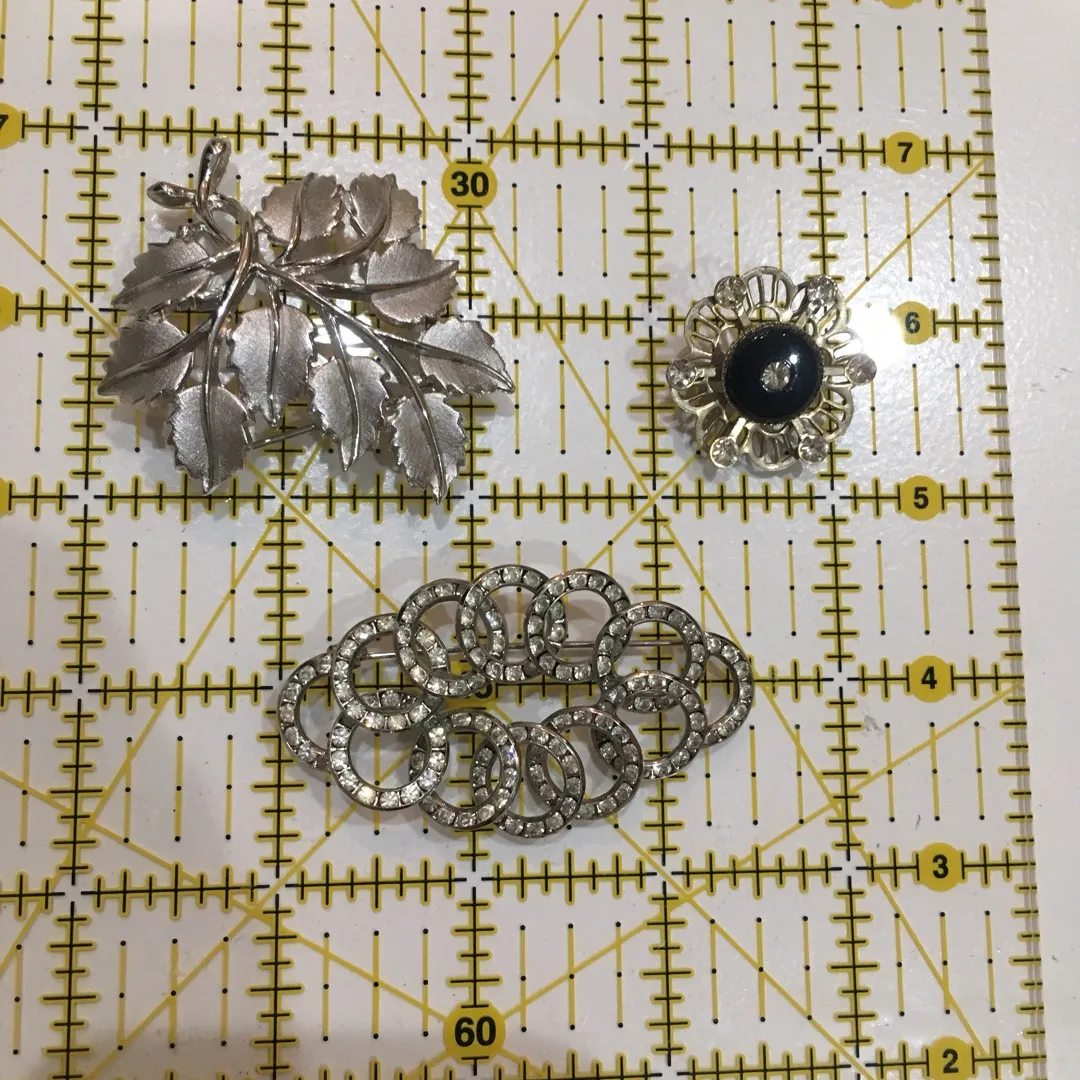 3 Vintage Brooches photo 1